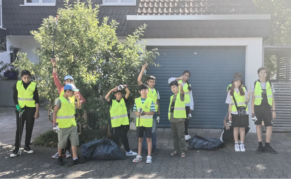 Bild: Schülerinnen und Schüler der HBS Rodgau auf dem sauberhaften Schulweg