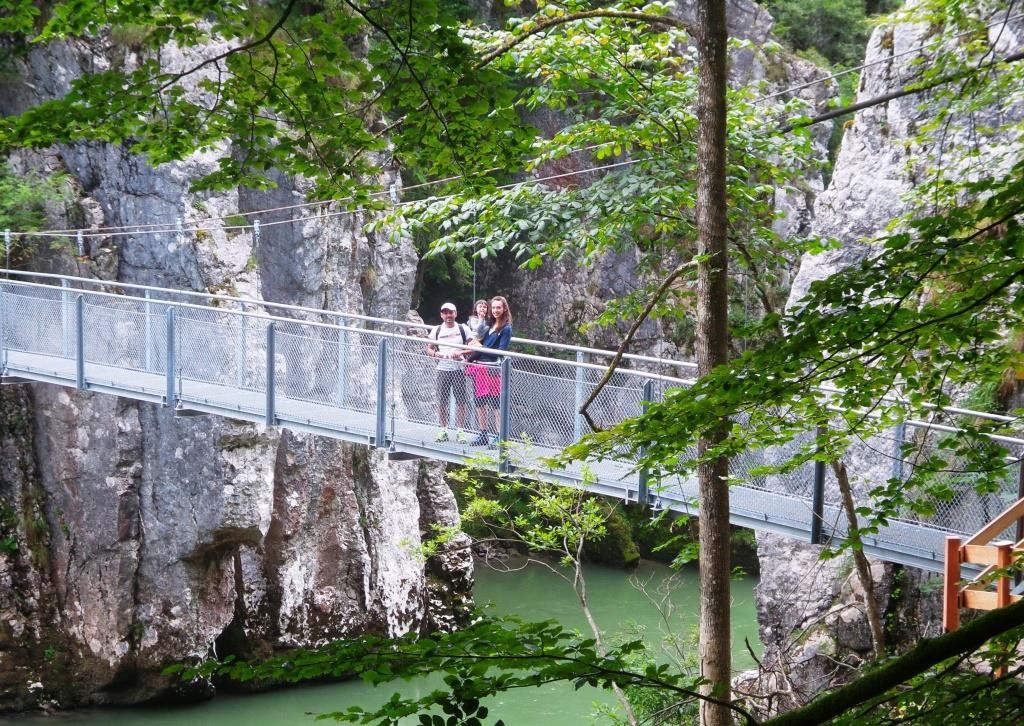 Hängebrücke über die Tiroler Ache. Ein Abenteuer für die ganze Familie