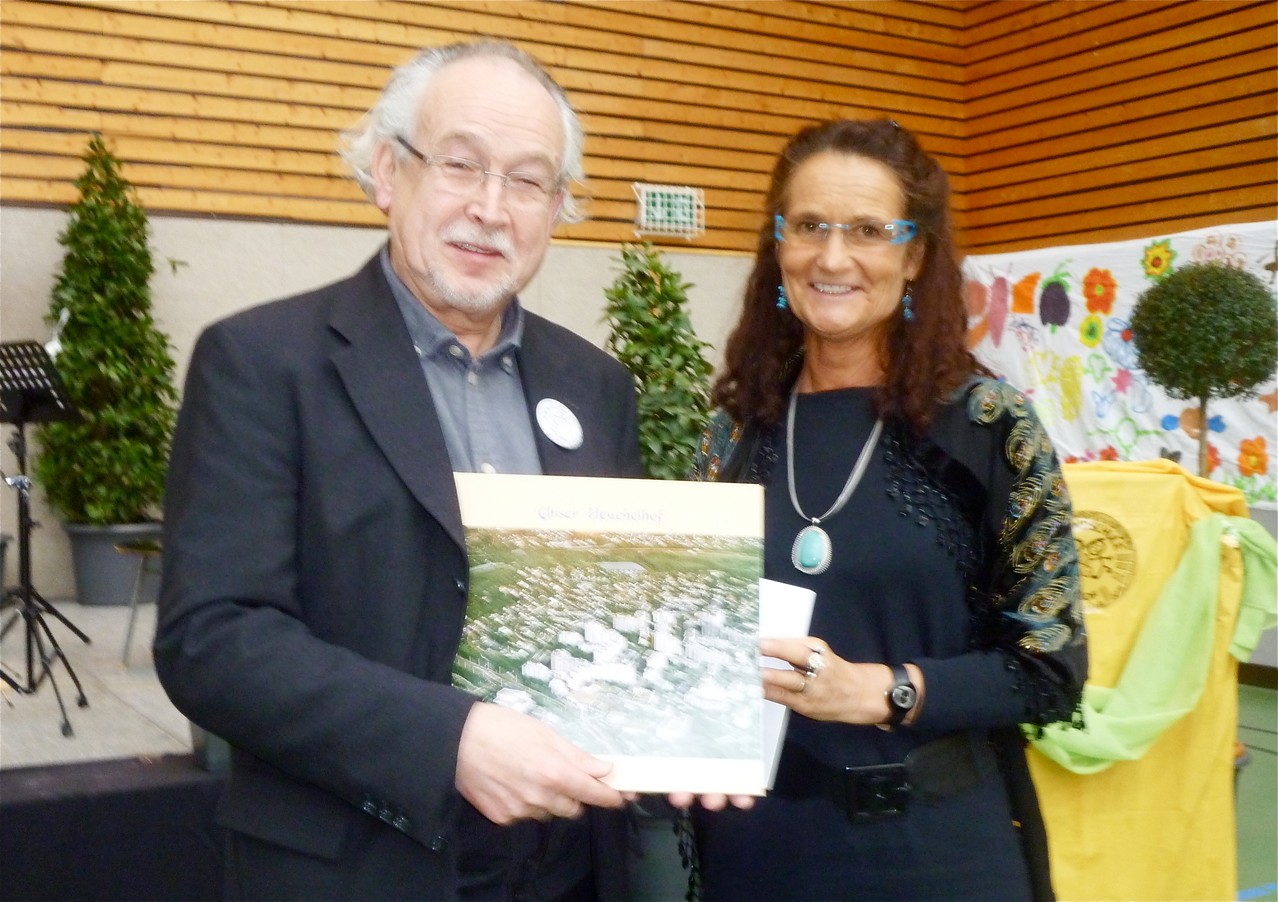 Foto O. Kindermann, Frau Kerner vom Bürgerverein Heuchelhof bedankt sich mit einem persönlichen Fotobuch von unserem Stadtteil