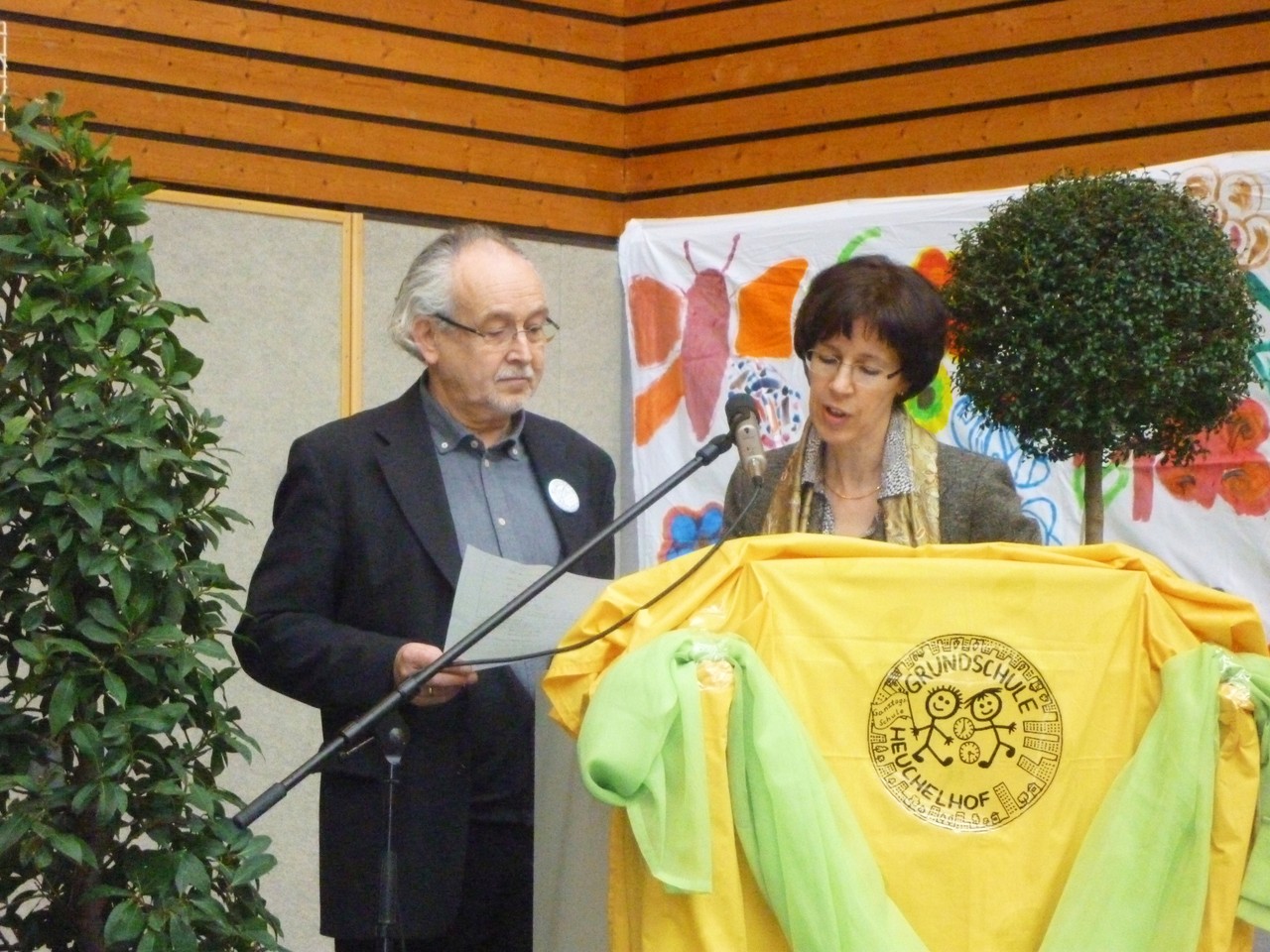 Foto: O. Kindermann, Konrektorin Fr. Bartsch und H. Blaum stellen gemeinsam den Gästen das Schulkonzept der GT-Schule vor