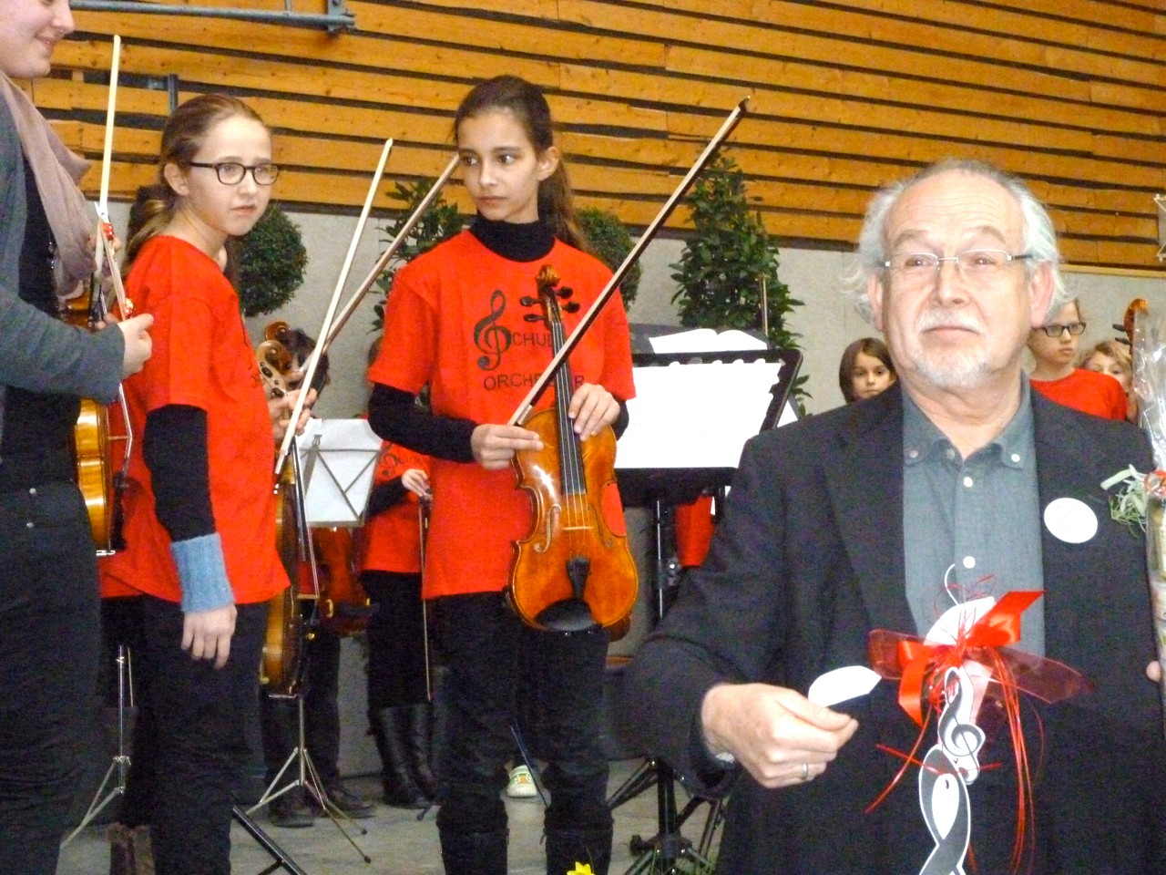 Foto O. Kindermann, Vom Schüler-Orchester erhält H.Blaum ein T-Shirt als Zeichen für immerwährendes "Willkommen"