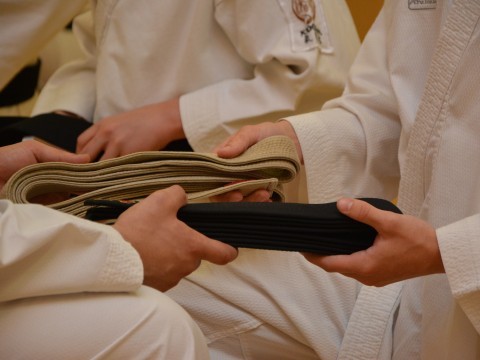 Entrga de un cinturón negro.Momento importante para un karateka.