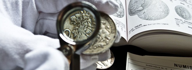 Münzkataloge, Lupen und Messtafeln helfen bei der Wertbestimmung