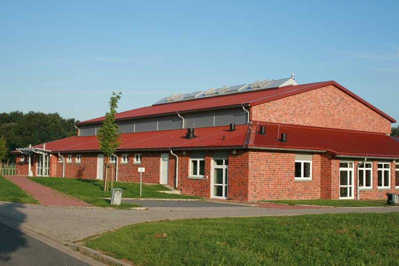 Die Turnhalle in Barrien wartet auf das Solar-Kraftwerk.