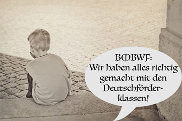 Einsames Kind sitzt auf Treppe