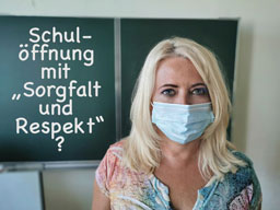 Lehrerin mit Maske vor Tfel