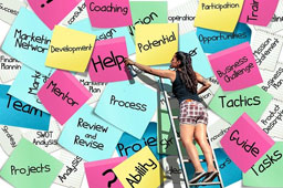 Frau auf Leiter, plant mit Post Its