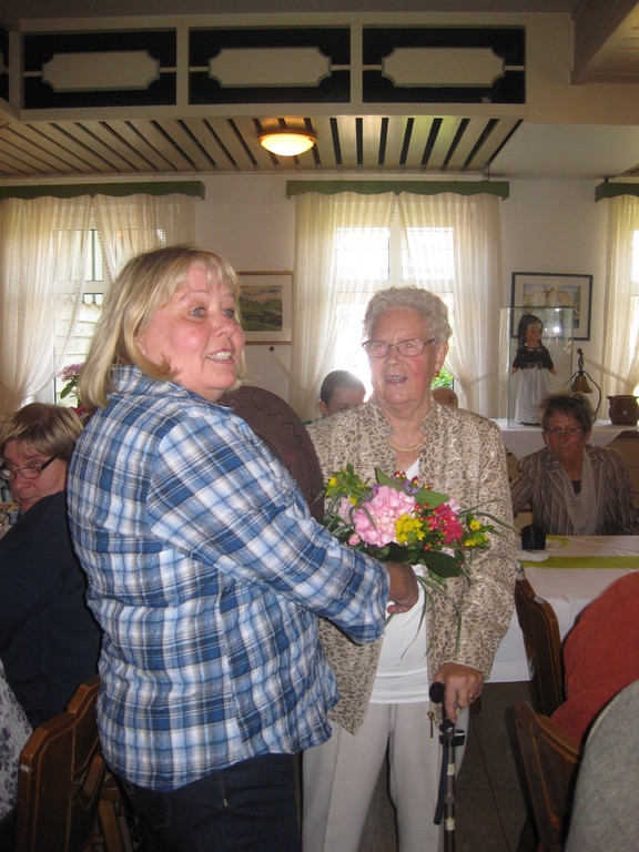 Unsere Karin überreicht Blumen                                                       ©Anke Walch