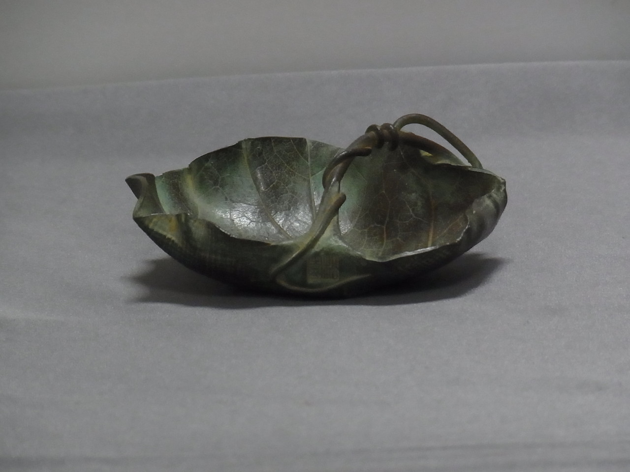 高岡銅器　須賀松園造　蝋型鋳銅　木の葉皿　共布共箱　M　R9709 A02．二代松園 木の葉皿 小 - 高岡銅器展示館
