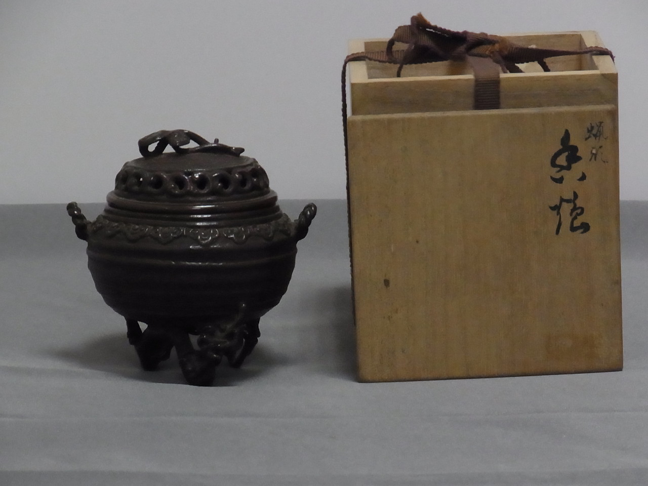 A17.須賀月真 蝋型香炉 龍足霊芝ツマミ蓋 - 高岡銅器展示館 A17.須賀月真 蝋型香炉 龍足霊芝ツマミ蓋 - 高岡銅器展示館