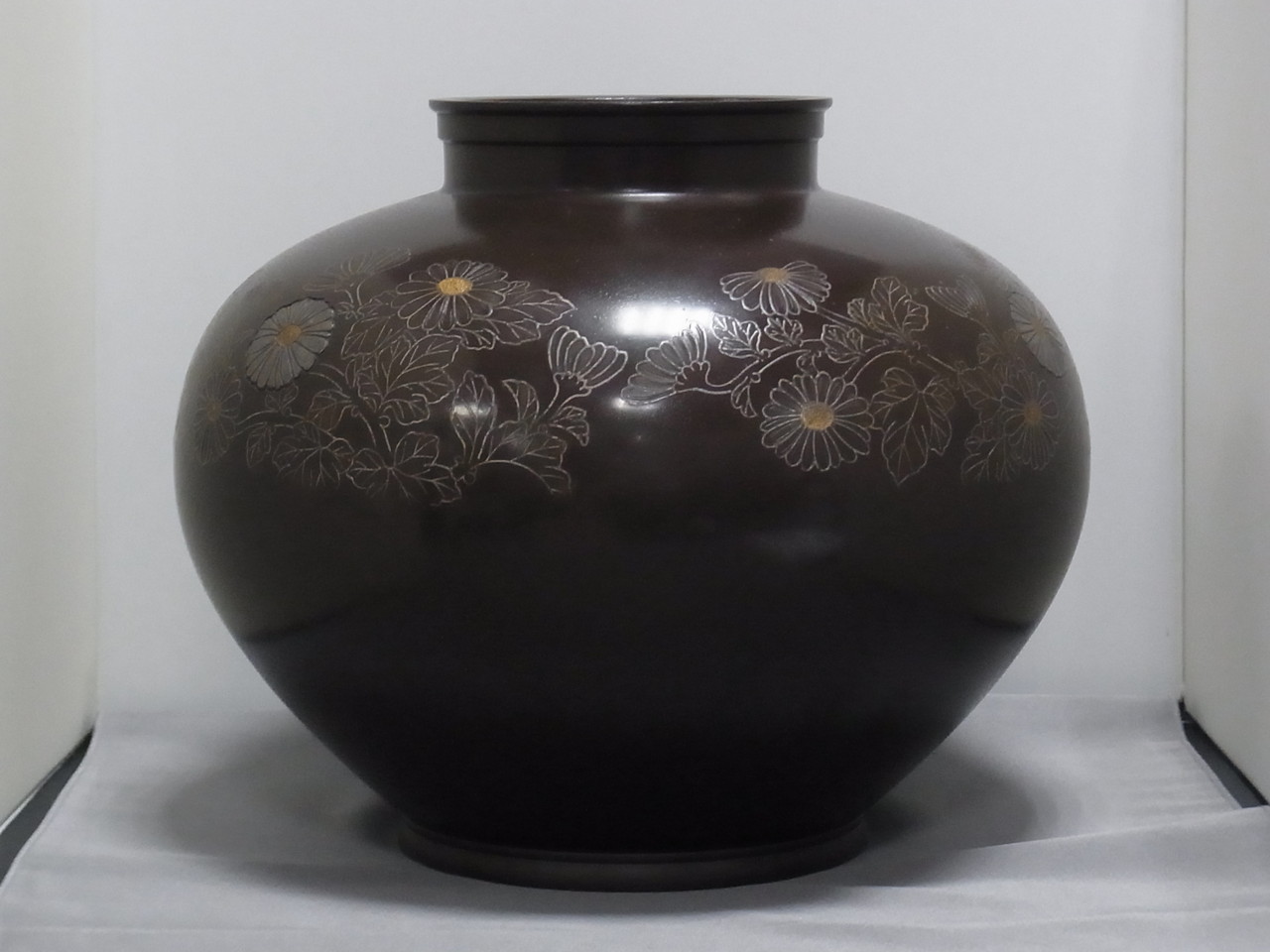 B06．紫山 15号平玉型菊唐草 - 高岡銅器展示館