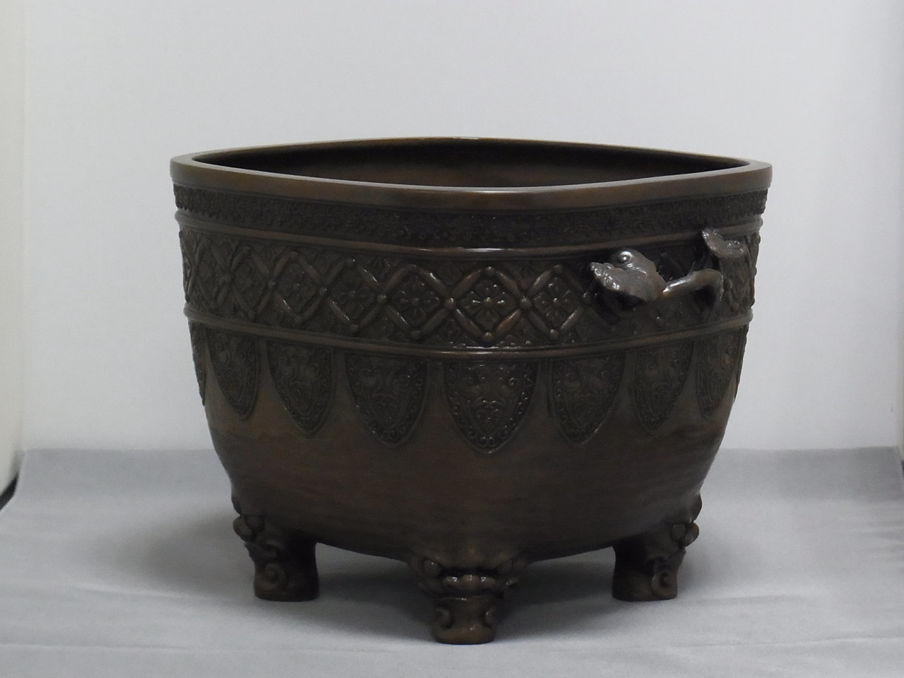 A20.蝋型鋳造 火鉢(二上元威) - 高岡銅器展示館 A20.蝋型鋳造 火鉢(二上元威) - 高岡銅器展示館