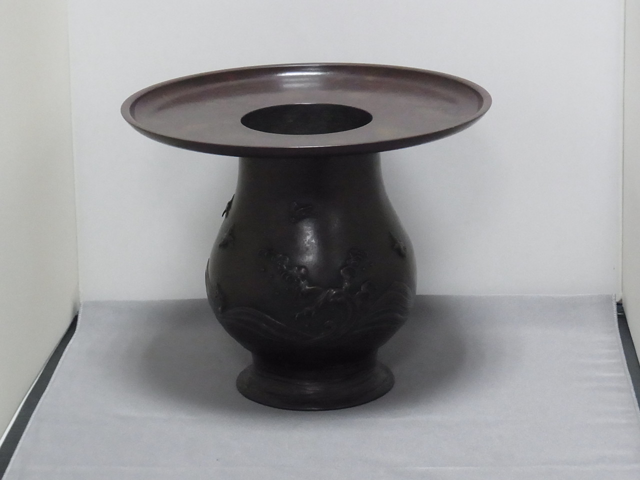 A60.波千鳥文薄端(須賀月真) - 高岡銅器展示館 A60.波千鳥文薄端(須賀月真) - 高岡銅器展示館