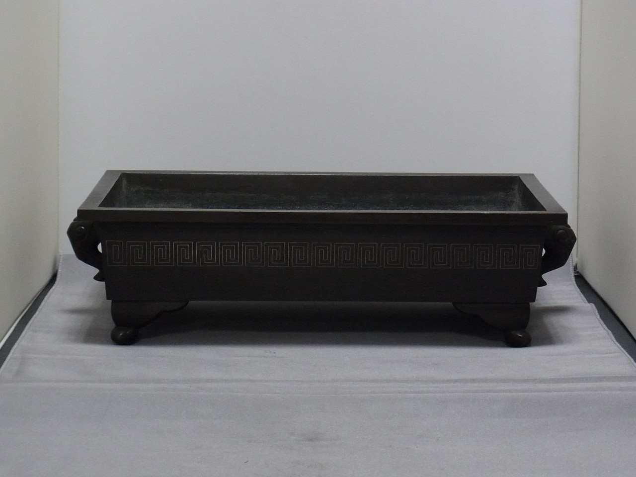 B21.水盤 銀線象嵌 雷文 - 高岡銅器展示館 B21.水盤 銀線象嵌 雷文 - 高岡銅器展示館