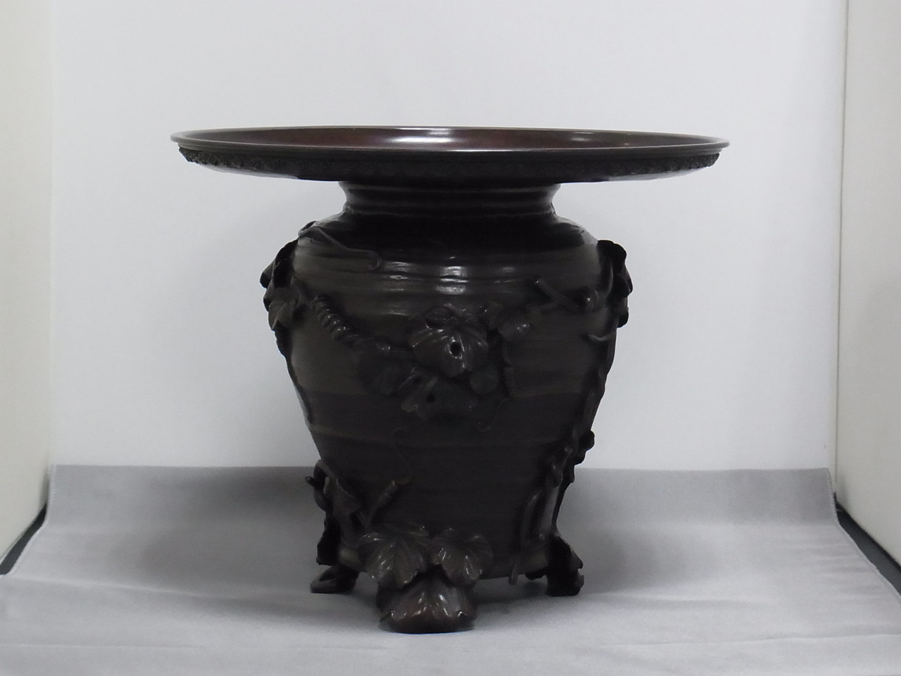 A22.蝋型鋳造 薄端ツタ(須賀月真) - 高岡銅器展示館 A22.蝋型鋳造 薄端ツタ(須賀月真) - 高岡銅器展示館