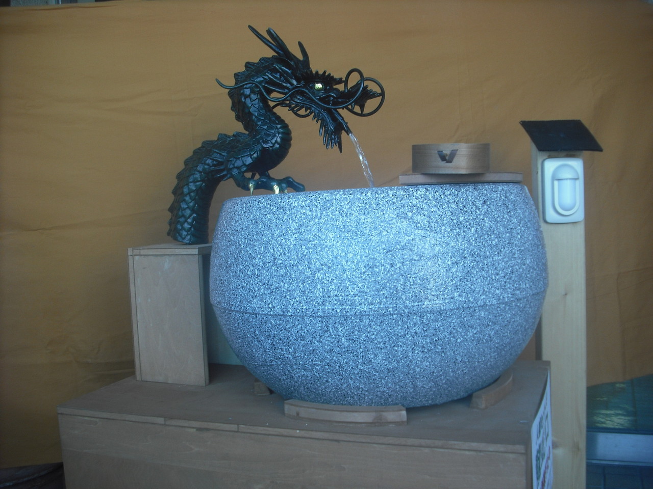 センサー付龍蛇口 - 高岡銅器展示館