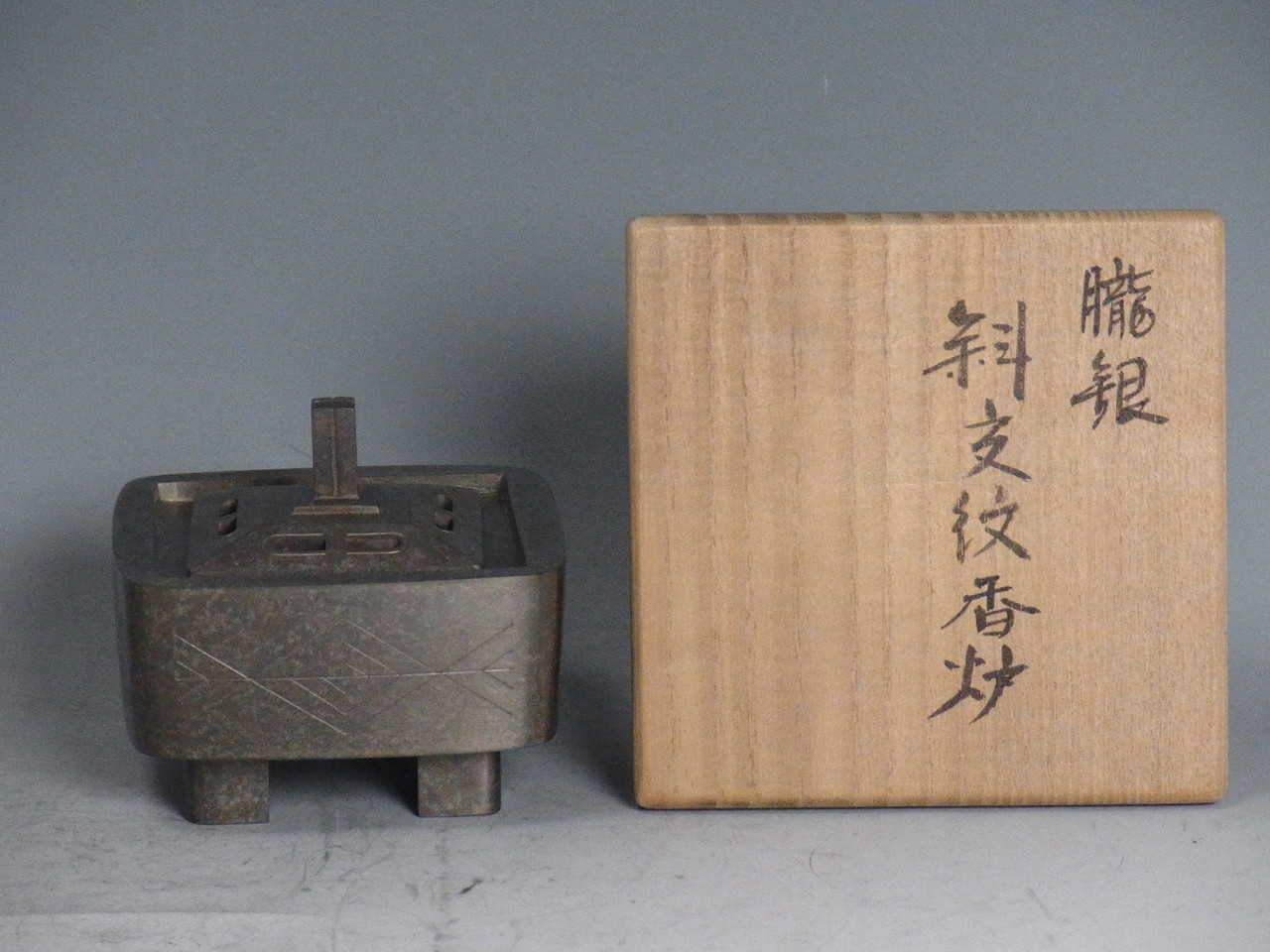 C02.蓮田修吾郎 朧銀斜交紋香炉 - 高岡銅器展示館 C02.蓮田修吾郎 朧銀斜交紋香炉 - 高岡銅器展示館