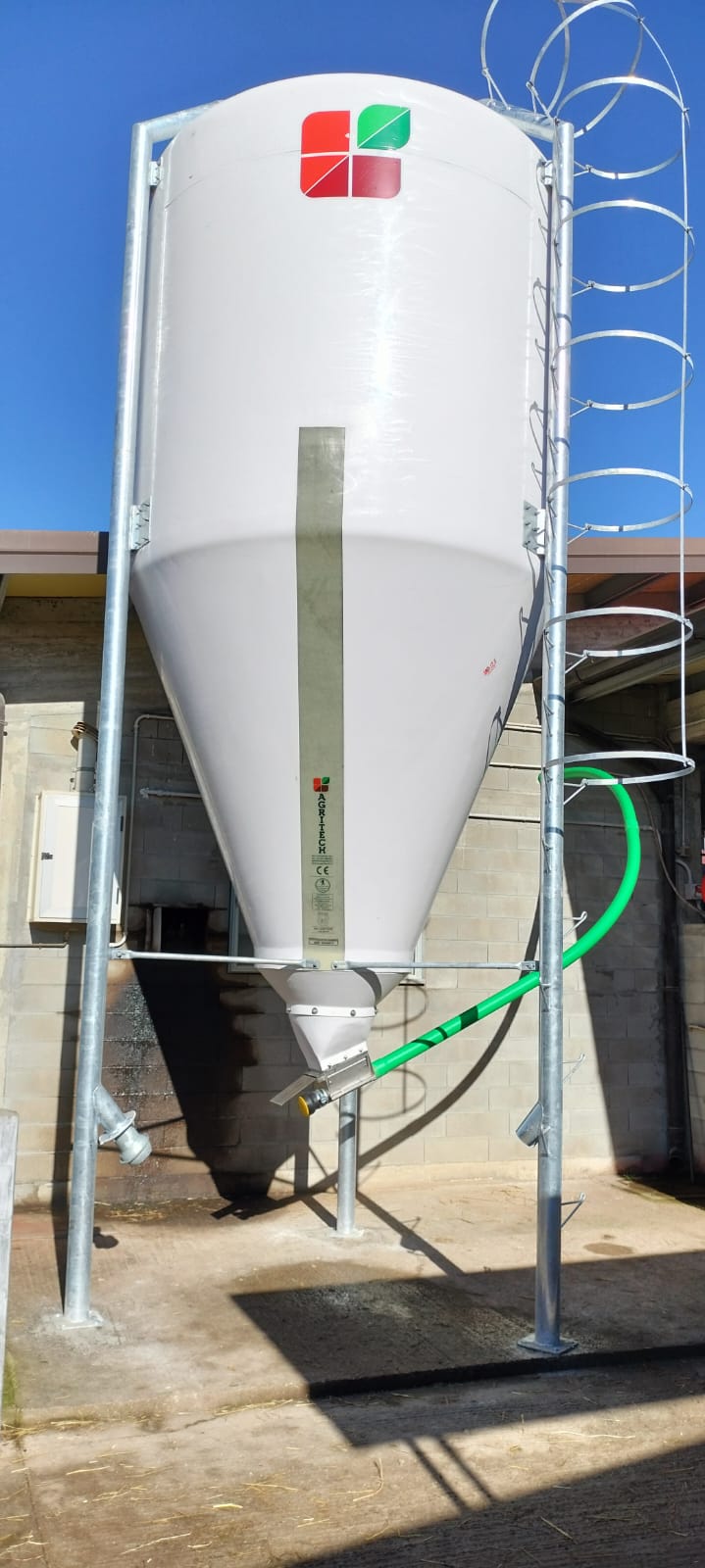 Silos porta-mangime con coclea flessibile