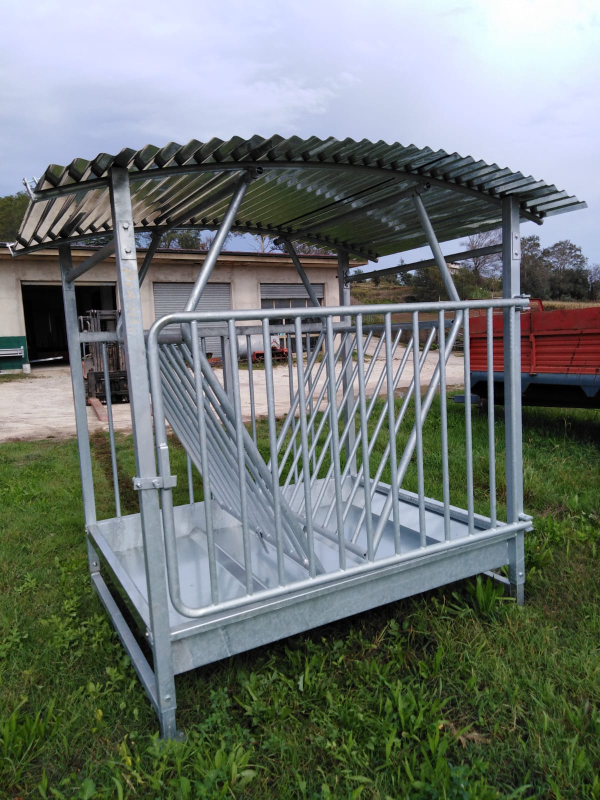 Portaballone con anti-spreco professionale per bovini, bufali e cavalli, piedi regolabili, zincato a caldo