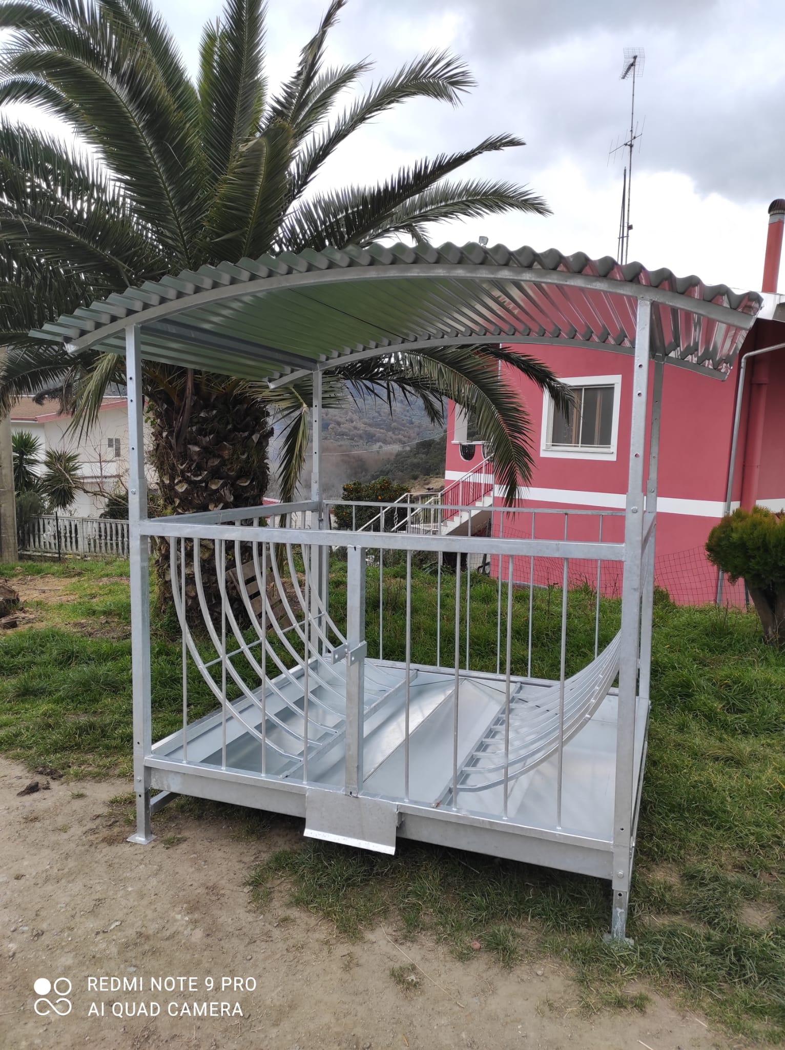 Portaballone per ovicaprini e daini, con piedini regolabili e vasca intercambiabile, zincato a caldo