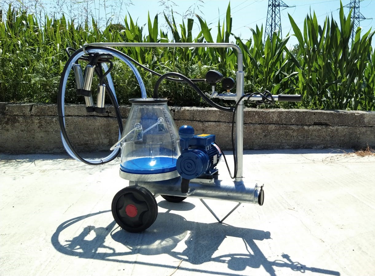 Mungitrice a carrello zincato, pompa per vuoto mod. PT1 da 200 litri a 50 kpa, motore elettrico 220V HP1. Secchio 25 litri in macrol numerato, 1 gruppo mung. 150cc 1 pulsatore 60/40, completa.