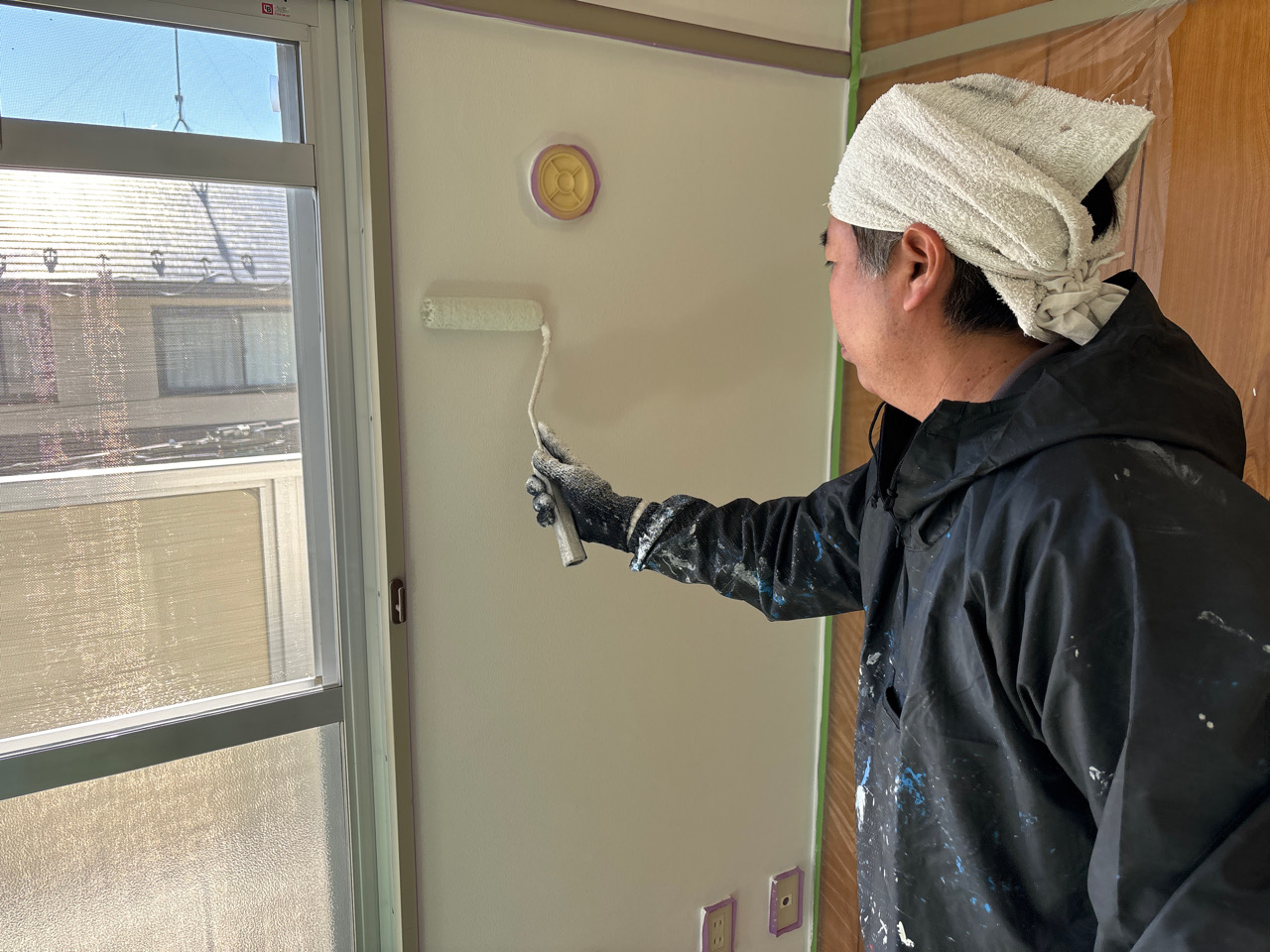 室内の壁を塗装するという選択。クロス張替えとどう違う？