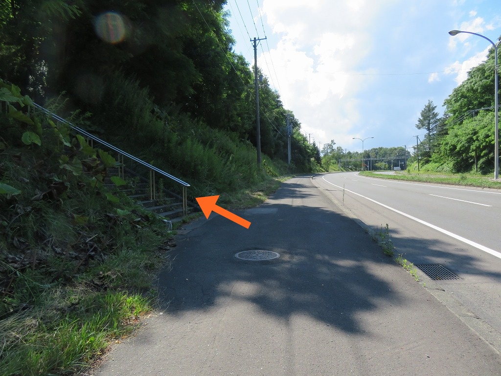 ６、途中左手に出てくる上野幌神社の階段を利用すると近道。