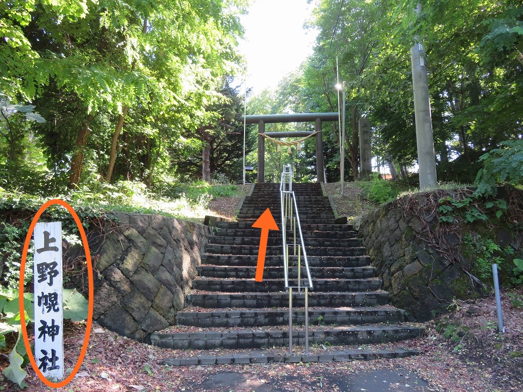 ７、神社まで続く階段を進む。