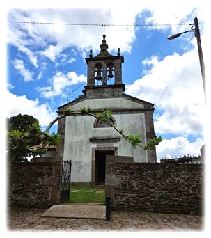 Unterwegs stoßen wir auf die kleine Kapelle! Bei Arúza, Spanien (Foto Franka Frieß)