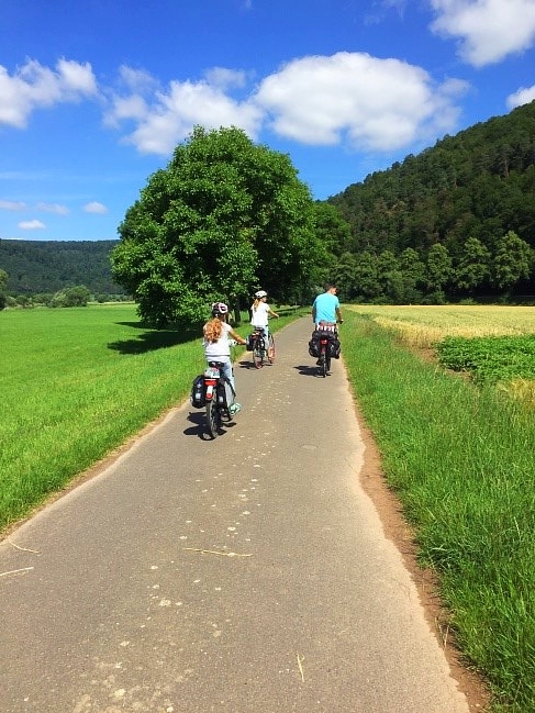 Der Weserradweg - souveräne Tourenhaltung... (Foto Maja Beste)