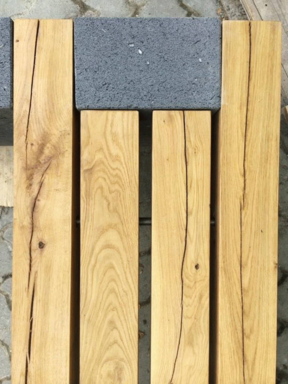 Gartenbank aus Lava-Basalt und Eiche geölt. Die Sitzhölzer sind mit V2a Edelstahl zusammengefügt. 