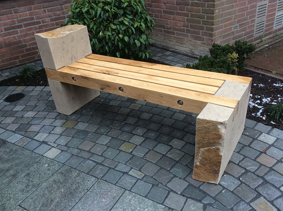 Gartenbank aus Thüster-Kalkstein und Eichenholz geölt. Die Sitzhölzer sind mit V2a Edelstahl zusammengefügt. 