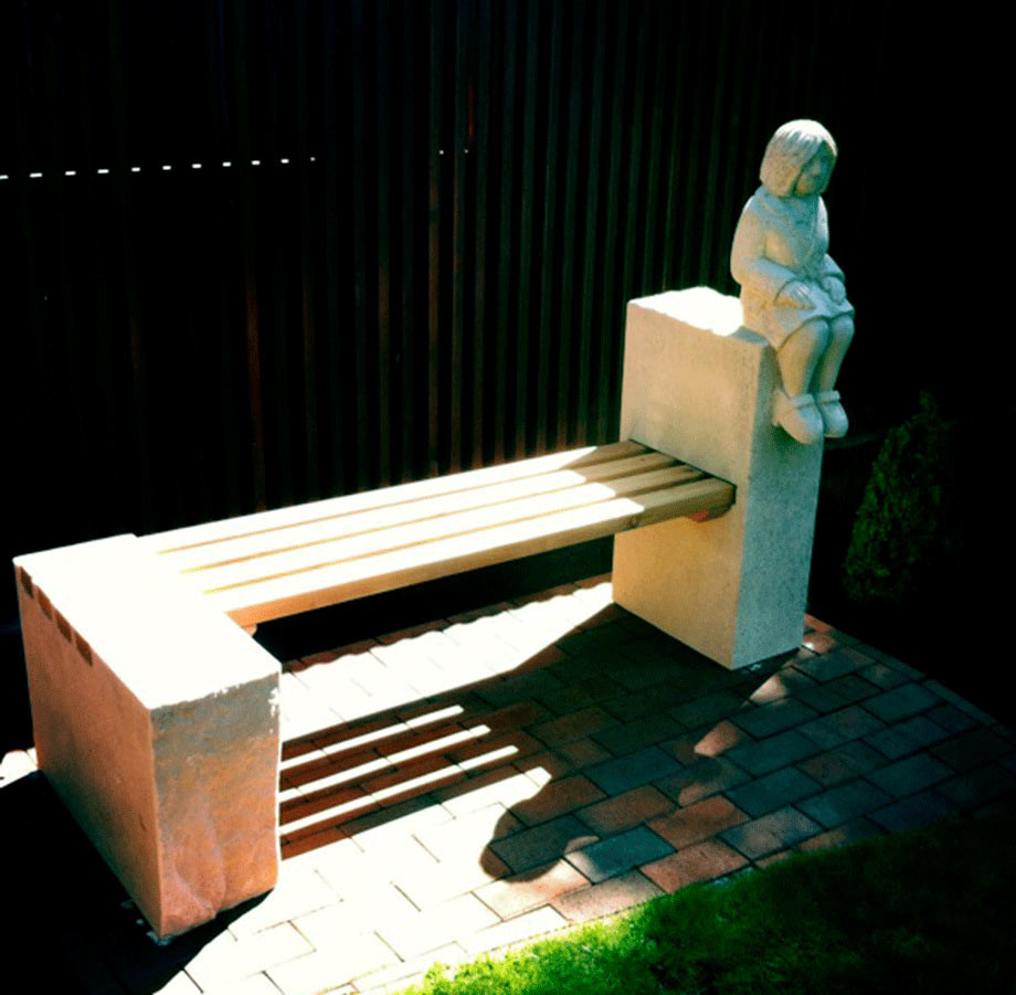 Gartenbank aus Thüster-Kalkstein und Lärchenholz geölt. Die Sitzhölzer sind mit V2a Edelstahl zusammengefügt. 
