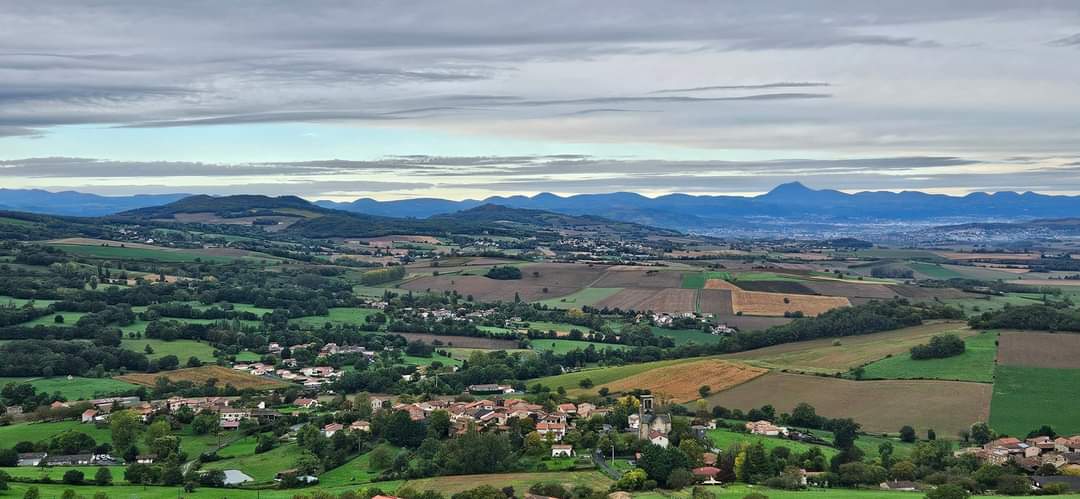 paysage auvergnat vu du chemin de ronde du château de Montmorin