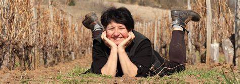 Oenotourisme dog-friendly en Auvergne : rencontre avec Annie Sauvat dans le vignoble de Boudes