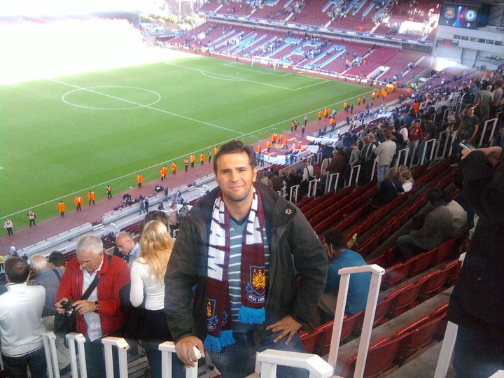 Mein jüngeres Ich vor ganzen 9 Jahren im legendären Boleyn Ground, stilecht mit West Ham Schal!