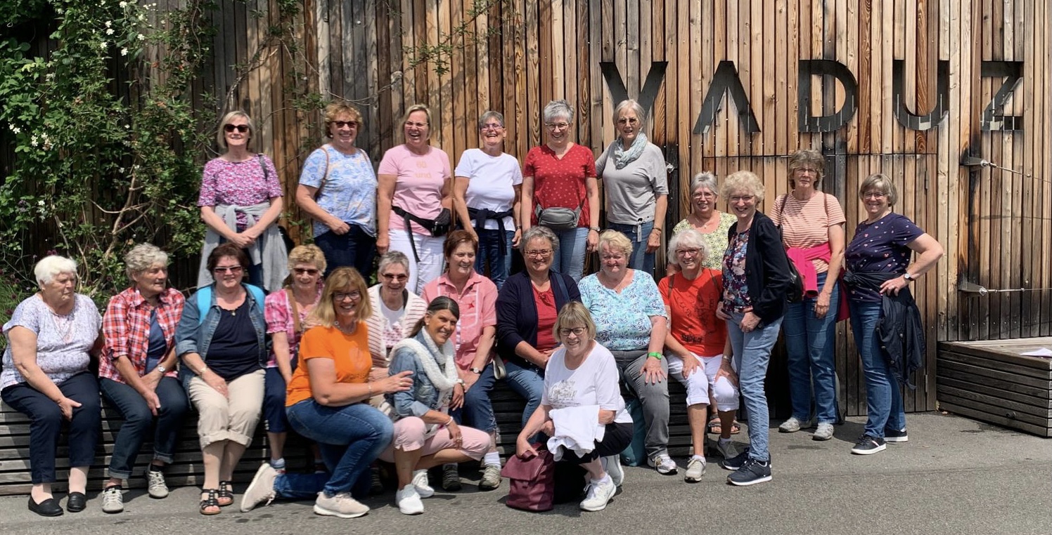 Die Ilbenstädter Landfrauen singen in Liechtenstein die "Liechtensteiner Polka" und kommen in Vaduz zu einem Gruppenbild zusammen.