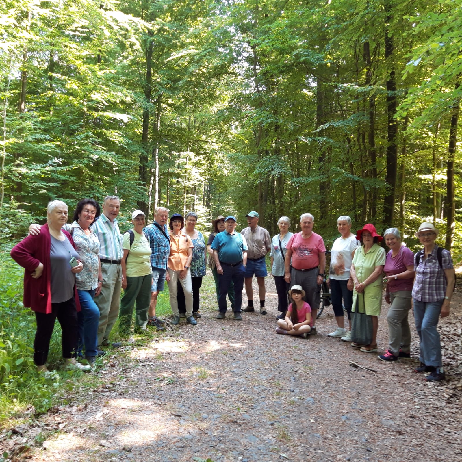 Die Wölfersheim-Södeler Landfrauen bei einer geführten Waldwanderung im Wohnbacher Wald.