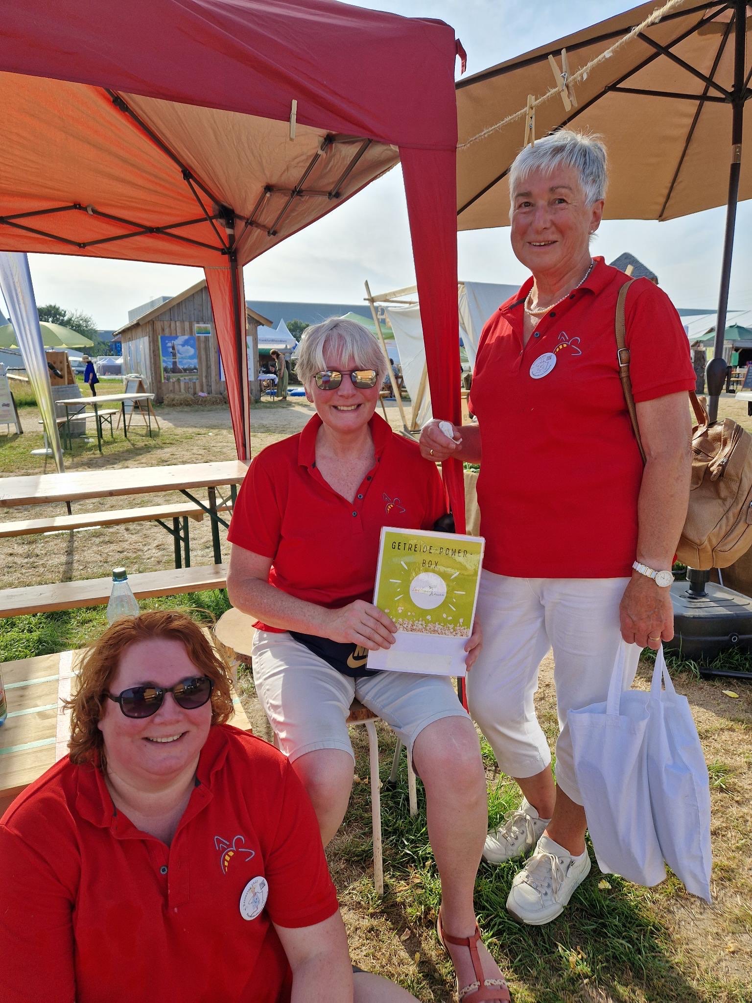 22.06. Der Hessentag sagt Adieu. Wölfersheimer und Bruchenbrückener Landfrauen schließen mit der ersten Vorsitzenden den Stand bei Natur auf der Spur. Spaß hat es uns allen gemacht..