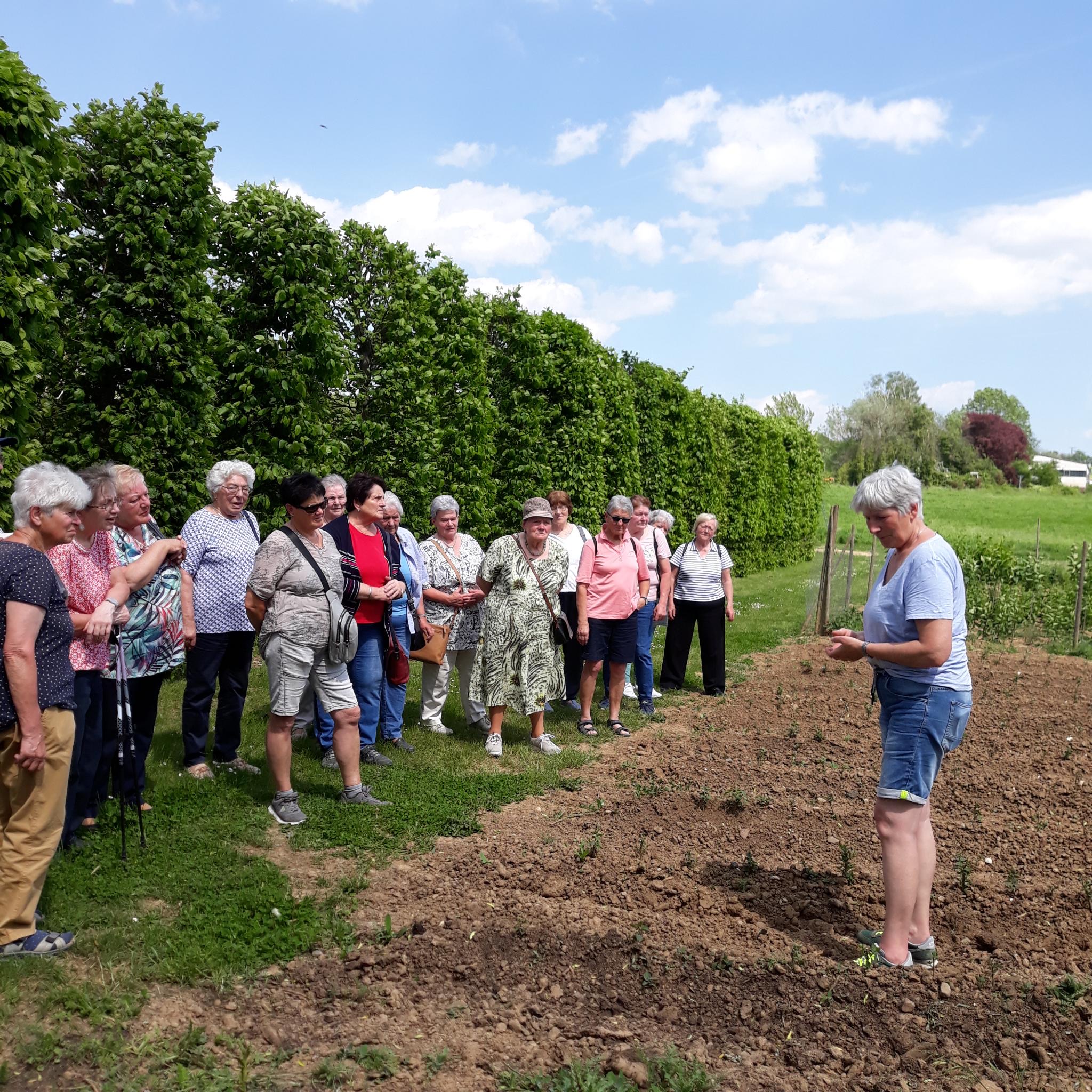 Die Friedberger Landfrauen besuchen den Fliederhof Bonarius in Steinfurth.  