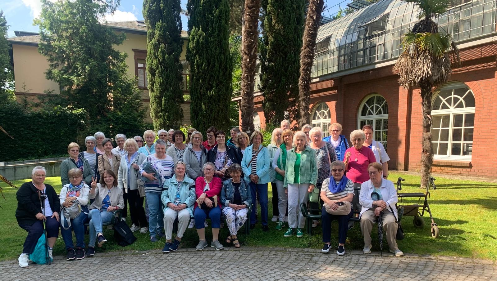 Die Gambacher Landfrauen besuchen den Palmengarten und die neue Altstadt in Frankfurt