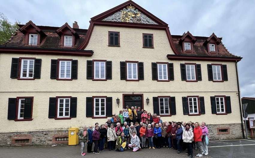 Die Landfrauen machten einen Halt vor der Rentkammer in Assenheim. 
