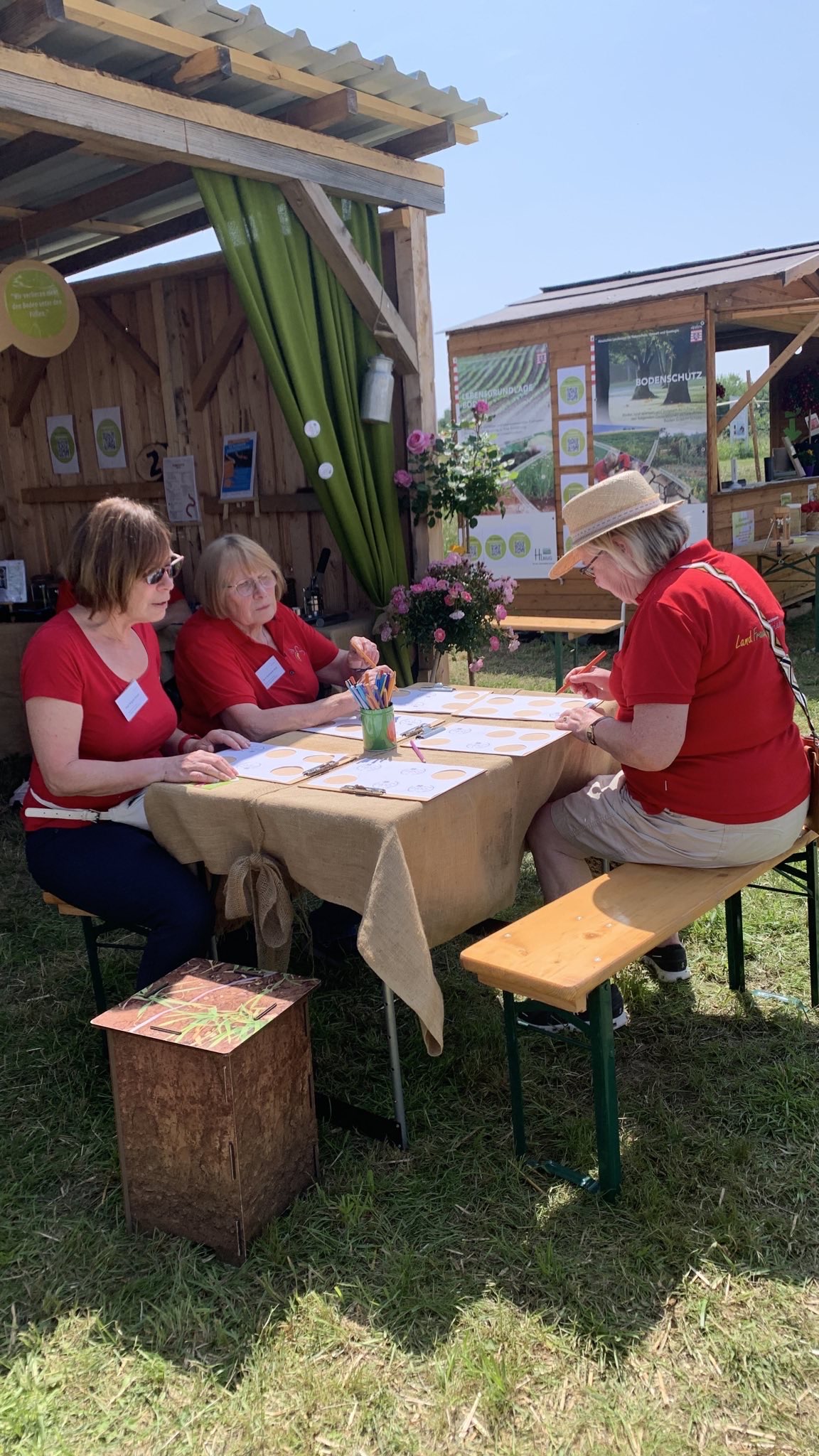 Die einzelnen Mitmachstationen werden vom Vorstand der Bezirkslandfrauen und unseren Mitgliedern der Projektgruppe Natur auf der Spur in Augenschein genommen.
