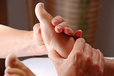 Behandlung mit Fuß Reflexzonen Massage in Naturheilpraxis Voglreiter