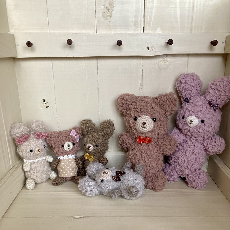 子どもの心を癒す、ふわふわの手編みのぬいぐるみ