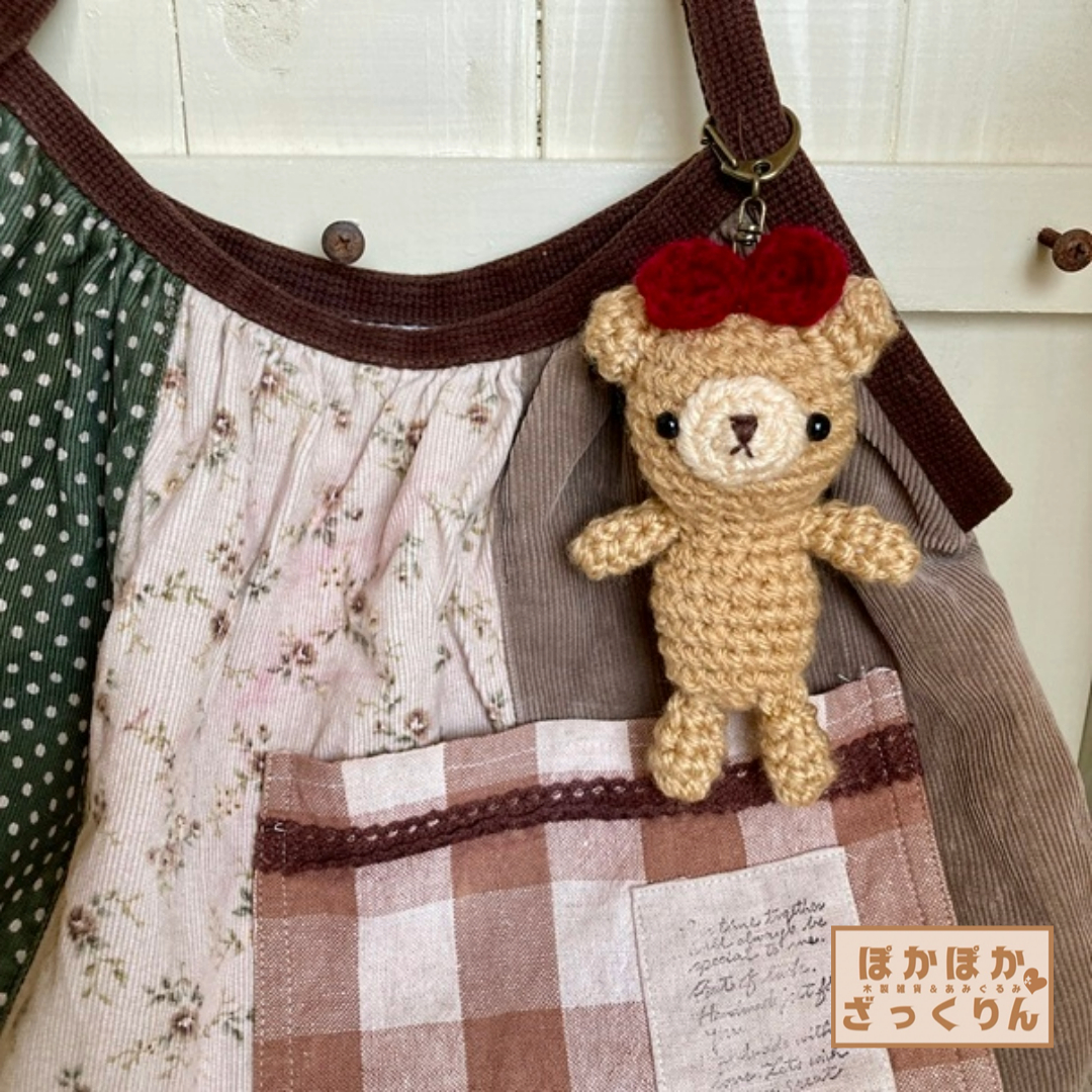 手提げ布バッグに魔法をかける！ぬいぐるみキーホルダー「子熊ちゃんリボン」で可愛さ倍増！