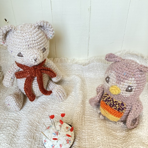 刺繍でお顔作りしたあみぐるみ