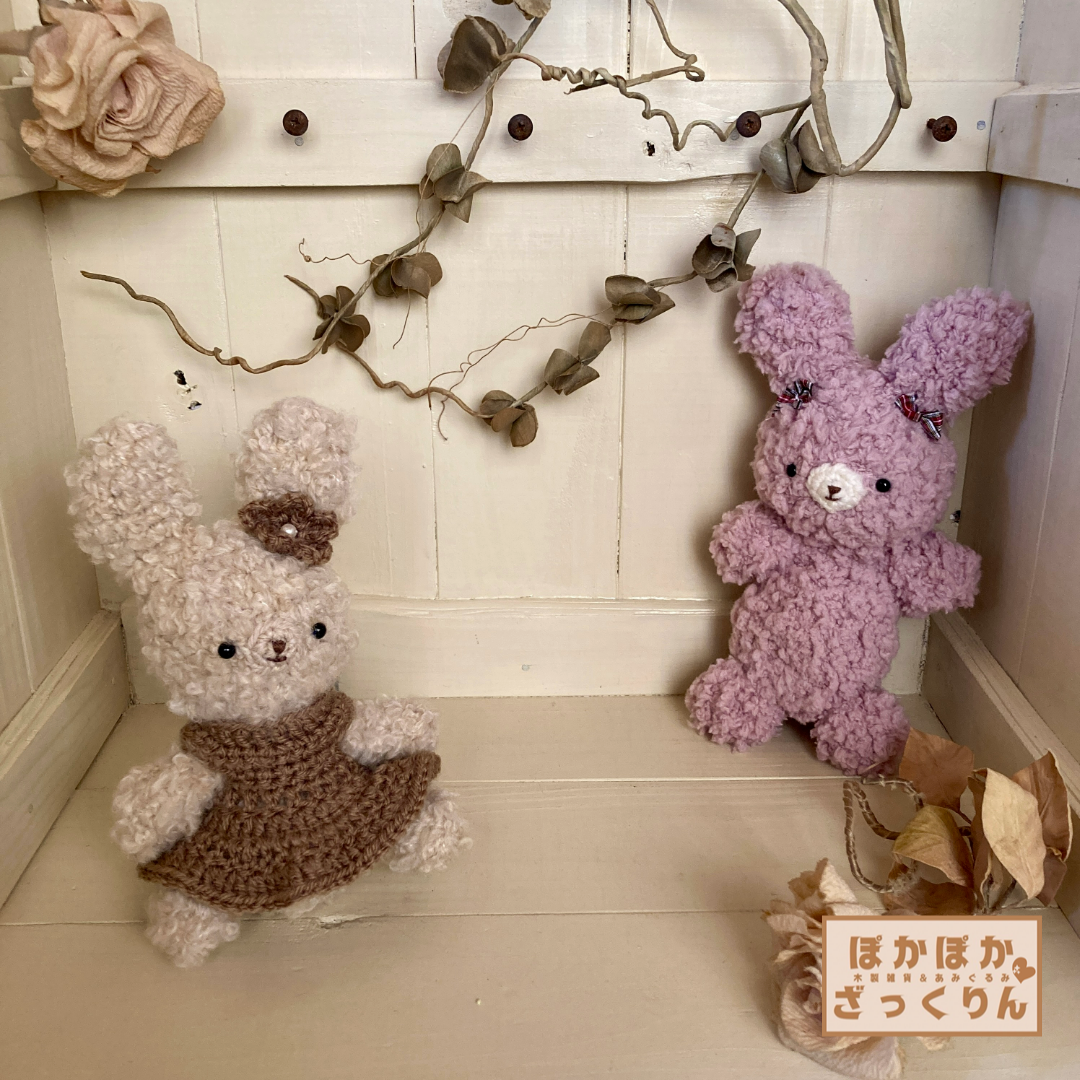 毛糸のお洋服を着たふかふかぬいぐるみうさぎちゃんの魅力を引き出す、ぬい撮りのコツ