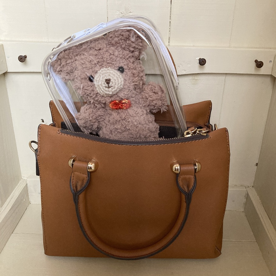 ぬいぐるみを外に連れ出すなら、「透明ぬいポーチ」でさらに可愛く！