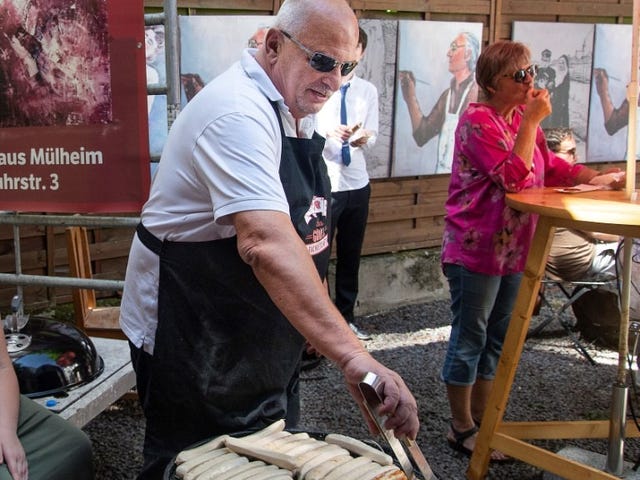 Künstler Manfred Dahmen am "Tag der vielen Würste" im Museumshof MMKM MUSEUM FÜR MODERNE KUNST MÜLHEIM